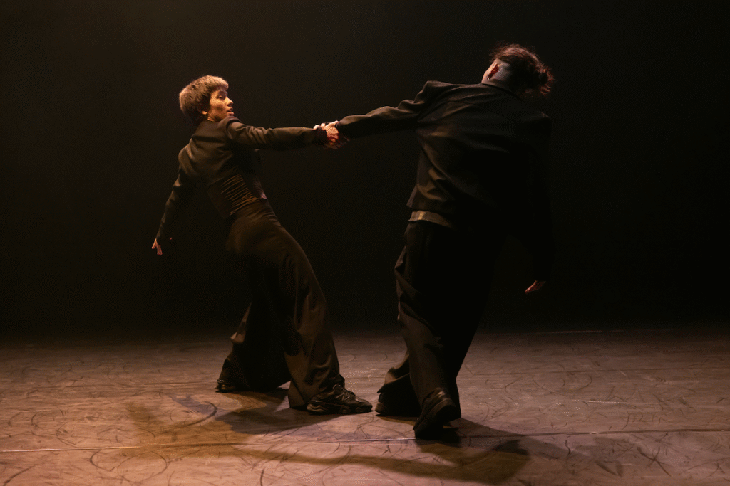 Photo de danseurs en duo pour le spectacle Mirar d’Iron Skulls