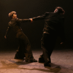 Photo de danseurs en duo pour le spectacle Mirar d’Iron Skulls