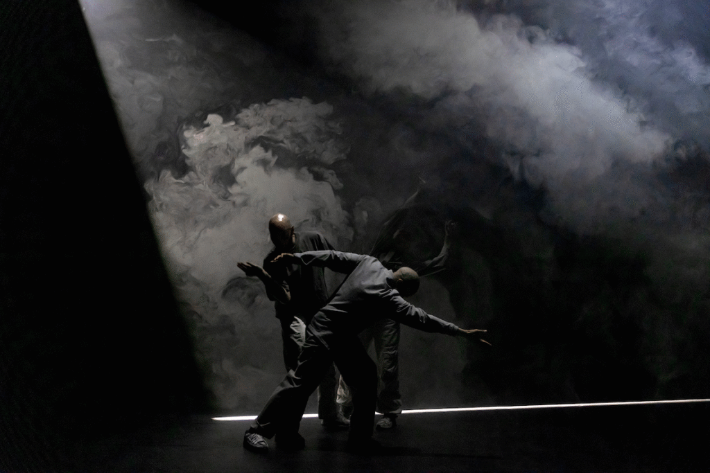 Photo de danseurs en trio pour le spectacle Chasing Butterflies de Majeko