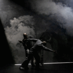 Photo de danseurs en trio pour le spectacle Chasing Butterflies de Majeko