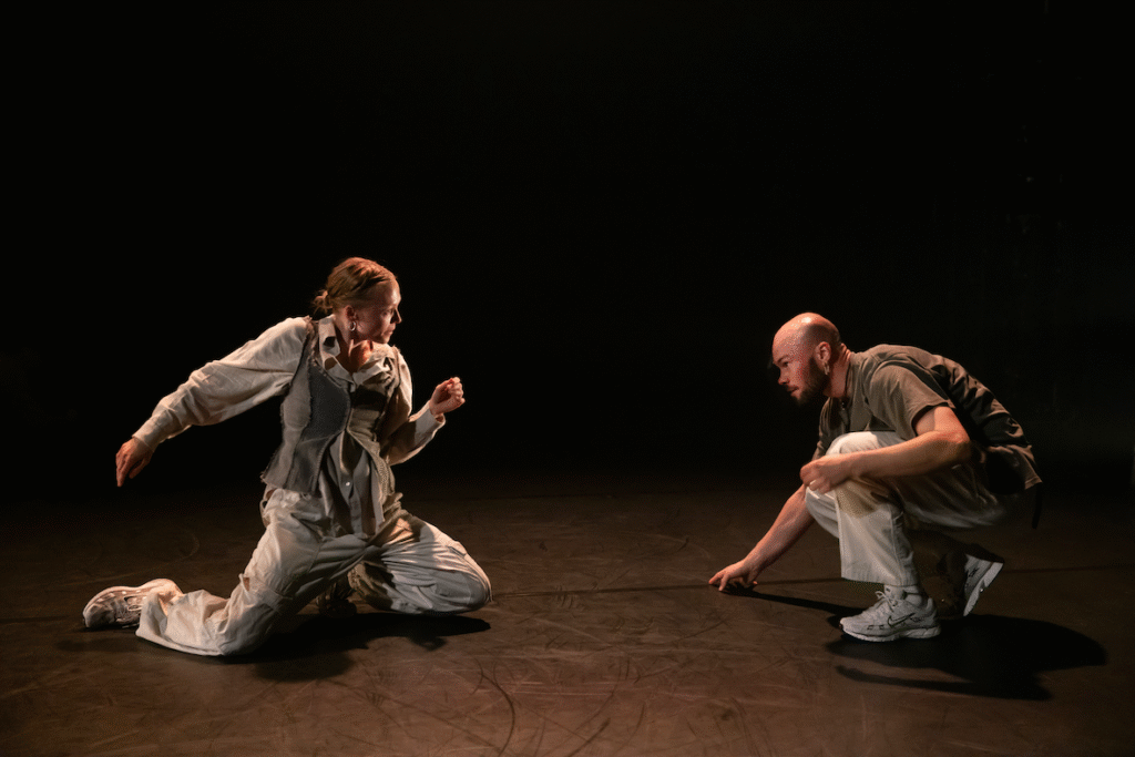 Photo de danseurs en trio pour le spectacle Chasing Butterflies de Majeko