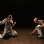 Photo de danseurs en trio pour le spectacle Chasing Butterflies de Majeko