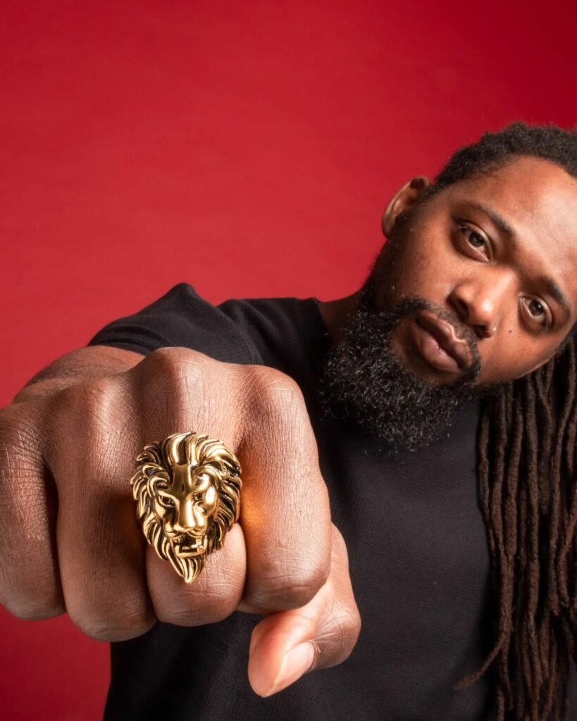 Photo portrait de l'artiste Aurélien Mouafo